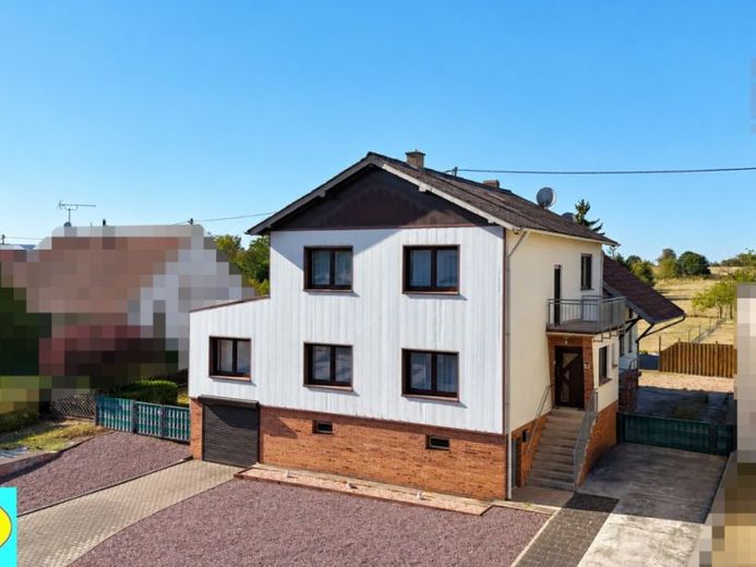 Großzügiges Mehrgenerationenhaus mit Garagen auf großem Grundstück in Friedrichweiler – Foto 1