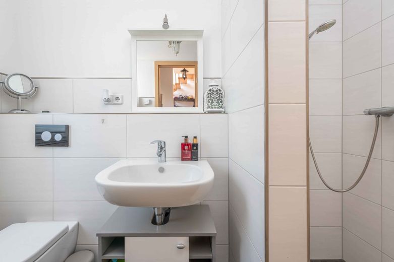 Stadtvilla in Berlin-Rudow - Zeitlos, durchdacht und sofort bezugsfertig – Bad mit bodentiefer Dusche