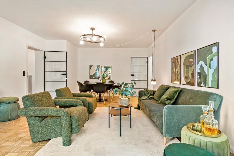 Fantásticamente modernizado: apartamento en propiedad de 3 habitaciones en ubicación céntrica - sin comisión – Wohnzimmer