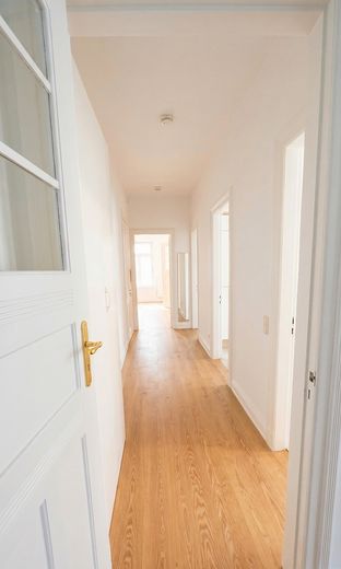 3 pok. mieszkanie w starej zabudowie Eimsbüttel, zmodernizowane, wysokie sufity, drewniane deski, sztukaterie, ok. 70 m², wolne/gotowe do zamieszkania – Flur