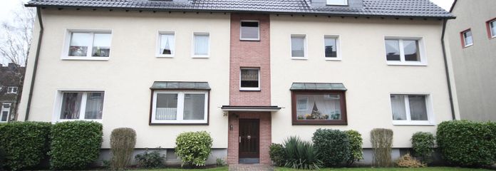 2,5 Raum Hattingen-Südstadt, Wannenbad + Fenster, Balkon 18 m², Energetikhaus – Vorderansicht mit Vorgarten