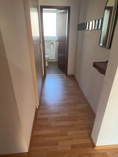 2,5 Zi-Wohnung Hochparterre mit Nord und Süd Balkon in ruhiger Lage, Tiefgarage, geringe Nebenkosten – Flur zum  WC,  Einbauschränke