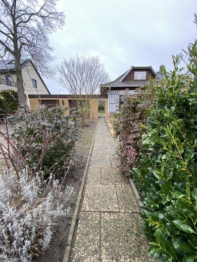 Renovierungsbedürftiges Einfamilienhaus mit großem Garten – Foto 4