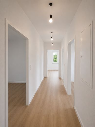 Nachhaltig modernisiert – Wohnqualität auf neuem Niveau – Zimmer 1
