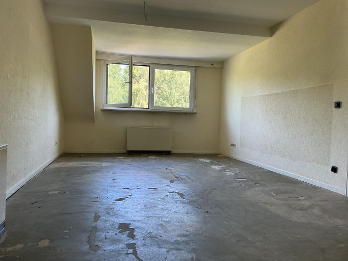 3-Zimmer-DG (2. Etage) für handwerklich Geschickte, ab sofort verfügbar – Zimmer 1