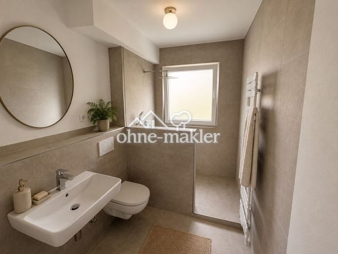 Primera ocupación tras la renovación | Luminoso piso de 3 habitaciones con balcón y espacio abuhardillado adicional – Foto 1