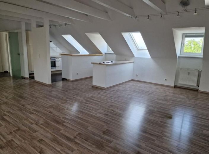 Modernisierte Dachgeschosswohnung – Wohn-Essbereich