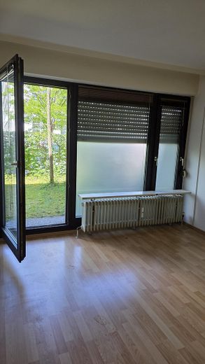 Lage, Lage, Lage! Leerstehende, provisionsfreie, renovierungsbedürftige 2-Zi-Gartenwohnung – Wohnzimmer