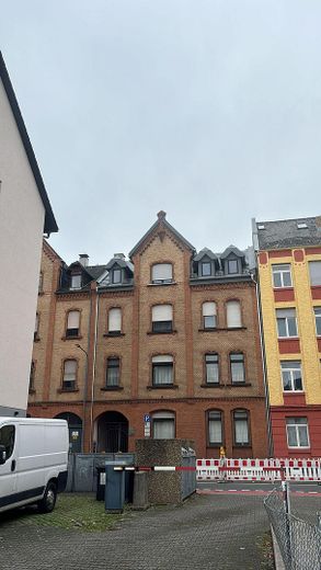 Großzügige Altbauwohnung mit Balkon und Option zur späteren Neuaufteilung – Frontseite und Blick auf Dach