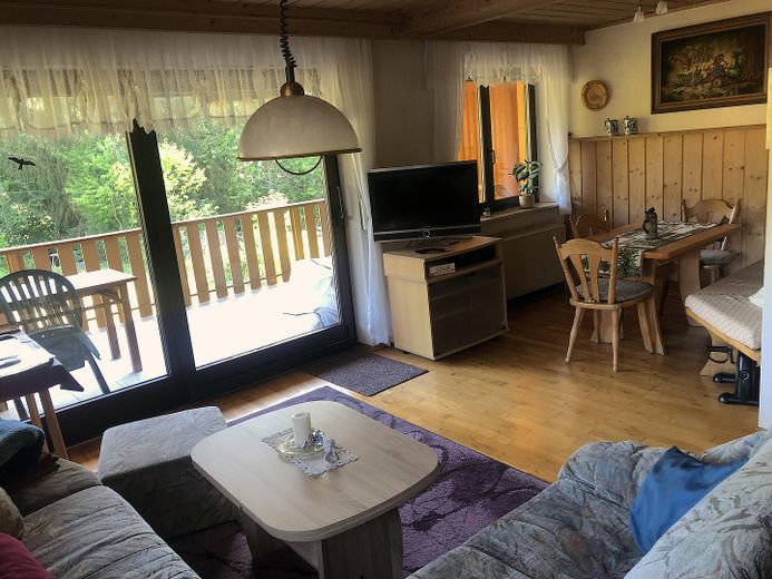 Einfamilienhaus mit Garten und eigenem Bachzugang !! – Wohnzimmer mit Balkon