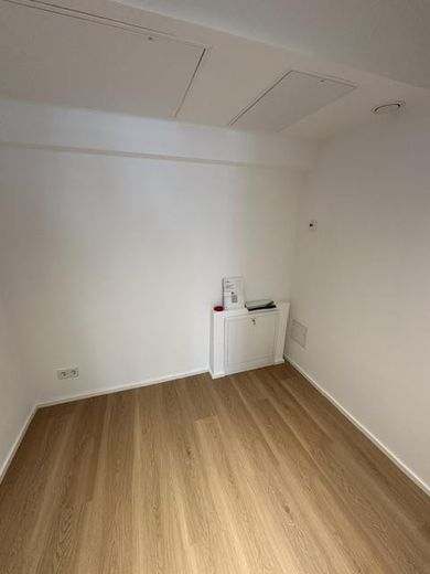 Neubau - Erstbezug - Niedrigenergiehaus - Wunderschöne 1 ZW inkl. EBK, Stellplatz, ca. 42m² Wfl. – Abstellkammer