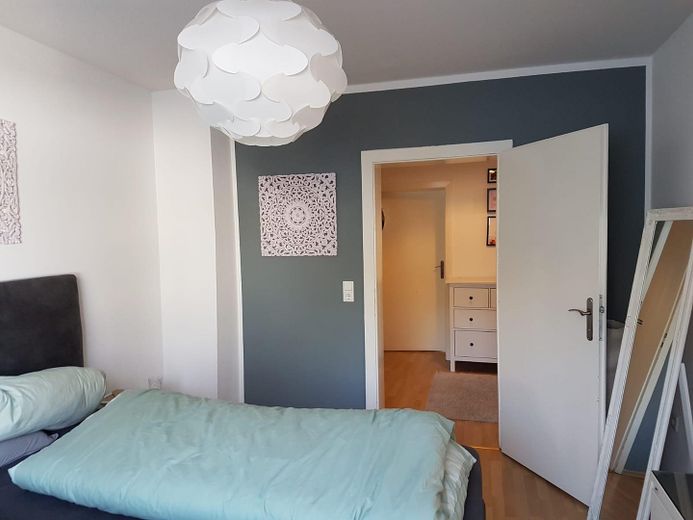 Helle 3-Zimmer-Wohnung mit Einbauküche in beliebter Wohnlage – Schlafzimmer 1