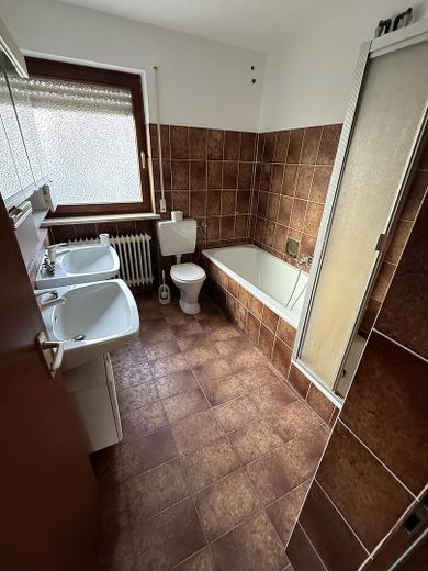 Platz für die ganze Familie: 5-Zimmer-Reiheneckhaus in zentraler Lage von Schwabach – Badezimmer 1. OG
