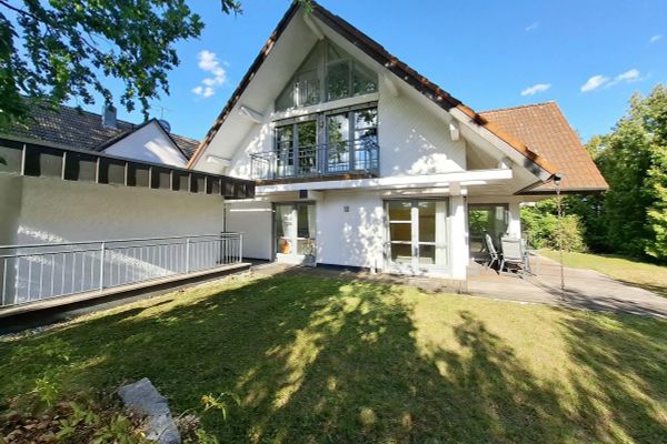 From Private Owner: Individual Architect-Designed House with Gallery & Garden – Fürth