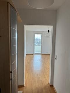Schöne, zentrale 2-Zimmer-Single-Wohnung mit Küche und Bad in Nilkheim – Flur zum Wohnzimmer