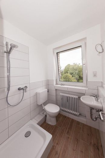 Luminoso appartamento di 4 locali in Lessingplatz – Gäste-WC mit Dusche