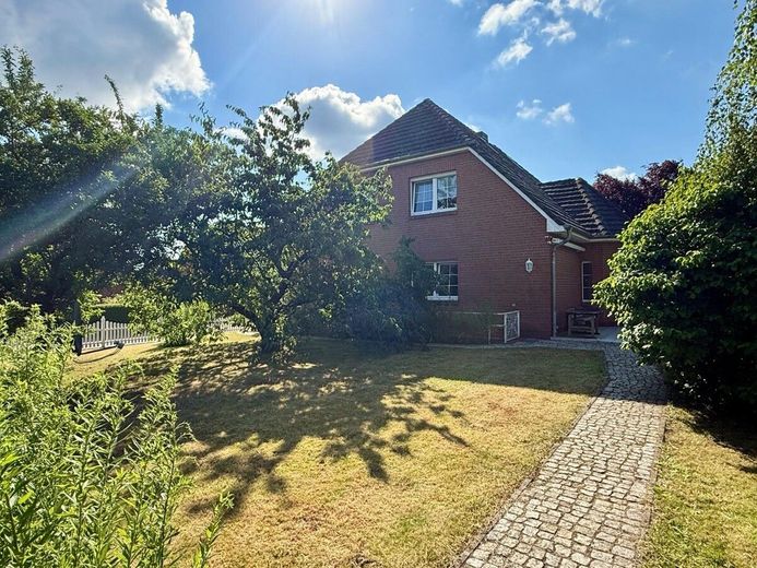 HORN IMMOBILIEN++ 2 km bis Neubrandenburg, großes Einfamilienhaus mit vielen Extras - Einliegerwohnung möglich – Garten