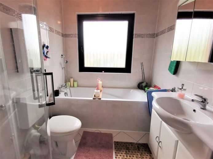 Badezimmer mit Badewanne