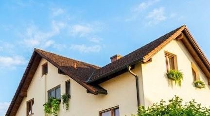 Aussergewöhnliche 3,5-Zi-Maisonette-Wohnung, 2 Wohnebenen, Stadtrandlage, offener Kamin,Einzelgarage – Hausansicht von der Strasse