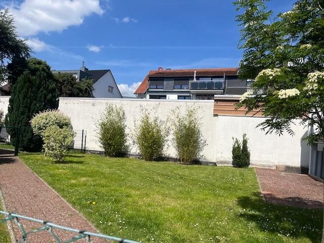 Lichtdurchflutete charmante 3 Zi-DG-Whg. renoviert-in bester grüner Lage - – Blick aus dem Wohnzimmer