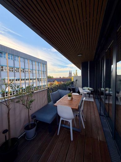 Viel Platz für den Alltag in dieser modernisierten 4-Zimmer-Loftwohnung in Lichtenberg – Balkon