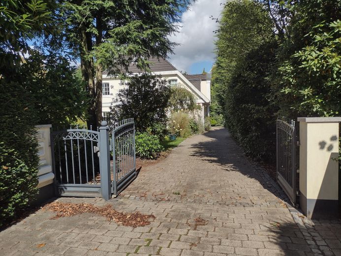 Herrschaftliche Villa am Ende einer elbnahen Sackgasse in Othmarschen – Zufahrt