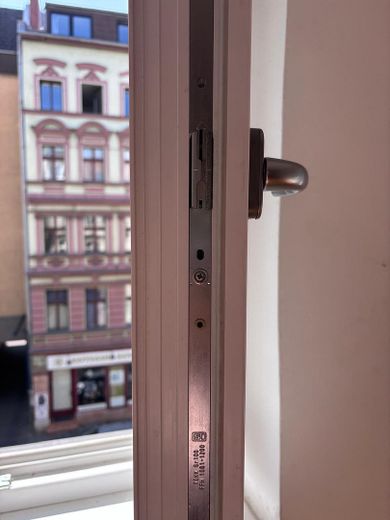 Provisyon yok. Neukölln'ün kalbinde ışıkla dolu ve geniş eski bina dairesi – Fenster