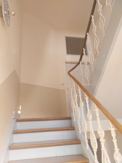 Helle 3,5-Zimmer-Wohnung (96 qm) mit Südbalkon, Garage, saniertem Bad – Treppenhaus/Eingang Wohnung