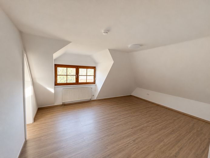 Renovierte 2,5-Zimmer-Dachgeschosswohnung in Ellwangen Kernstadt – Schlafzimmer