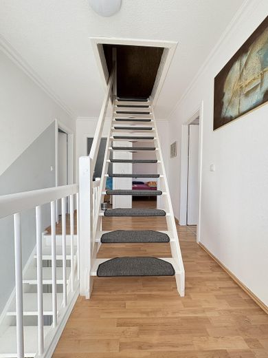 Flur (m. Treppe zum Dachboden)