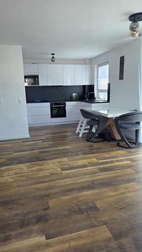 Moderne, helle 3-Zi-Wohnung mit Balkon/Keller/Stellplatz – Foto 2