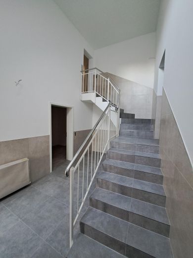 Moderno appartamento mansardato con 2 locali in centro – Treppenhaus