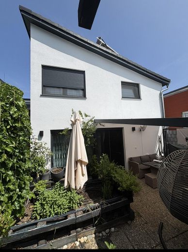 Hochwertiges Einfamilienhaus mit exklusivem Wohnkomfort und zukunftssicherer Energieeffizienz – Foto 1