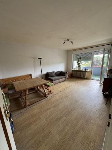 Jasne mieszkanie 3,5-pokojowe z balkonem, windą i nową łazienką – Wohnzimmer