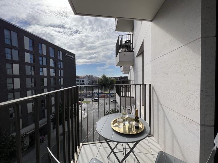 Exklusive 2-Zimmer-Wohnung in Friedrichshain // Exclusive 2-room apartment in Friedrichshain – Blick auf die Spree mit 2 Balk