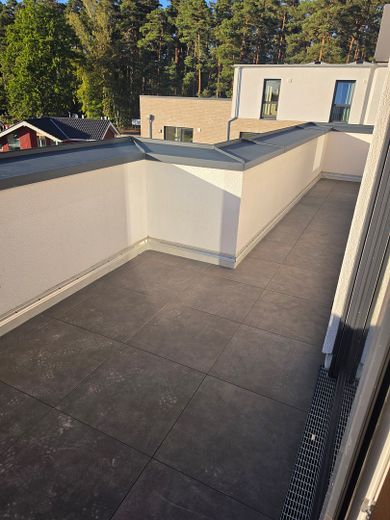 Primera ocupación: moderno apartamento en planta retranqueada con terraza en la azotea y confort residencial energéticamente eficiente – Dachterrasse