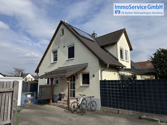 Wohnen und Arbeiten an einem Ort – Einfamilienhaus mit Büro und Garage – Foto 1