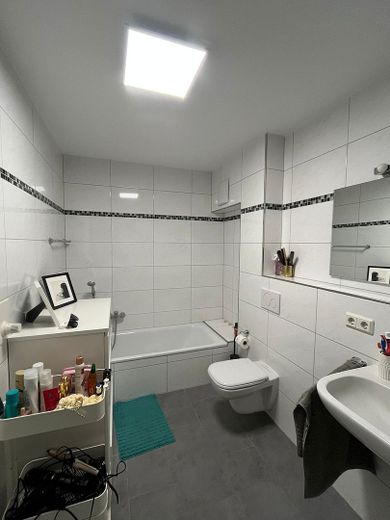 Jasne, przestronne, nowoczesne mieszkanie 3-pokojowe w centrum Würzbrg – Badewannen-/Duschbad