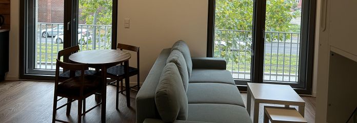 Zwei bodentiefe, große Fenster