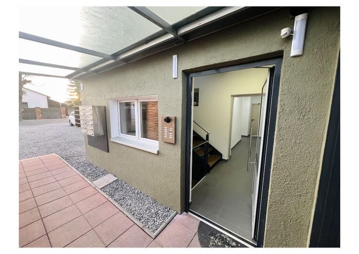 Straubing yakınlarında 11 konut birimli apartman – tamamen kiralanmış ve komisyonsuz – Außenansicht Eingangsbereich