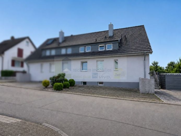 Wohnen mit Platz für Kinder – gepflegte Doppelhaushälfte mit Terrasse und Garten, mit neuem Dach, Außendämmung und Photovoltaikanlage in Deißlingen. – Foto 1