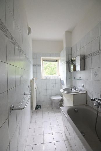 Piso de 3 habitaciones con balcón en buena ubicación, Berlín Norte-Charlottenburg, directamente del propietario – Bad mit WC