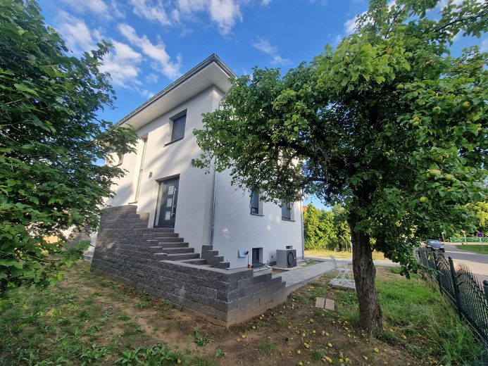 Erstbezug in Zepernick – Provisionsfreie KfW-40-EE Stadtvilla auf über 1.000 m² Grundstück – Außen Nord-West Eingangstreppe