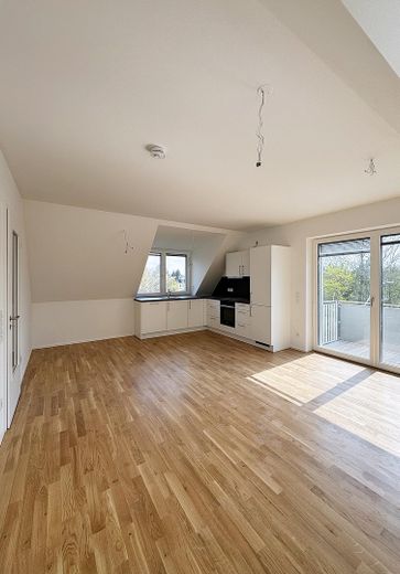 First occupancy after complete renovation: Cozy 3-room attic apartment in Munich-Trudering - Unit 7 – Wohnzimmer mit offener Küche