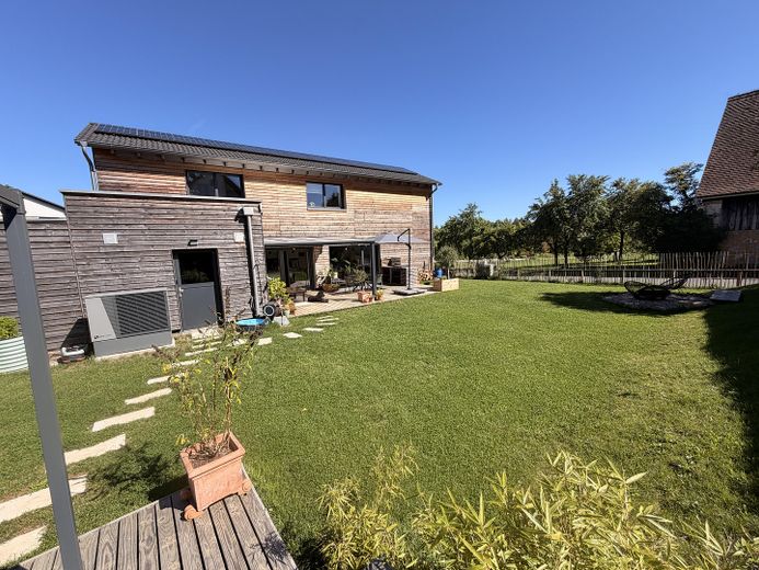 Neubau 2023 | KfW-40+ | PV + Speicher | 135 qm Wohnfläche | 635 qm Grundstück mit Südgarten – Hausansicht Garten