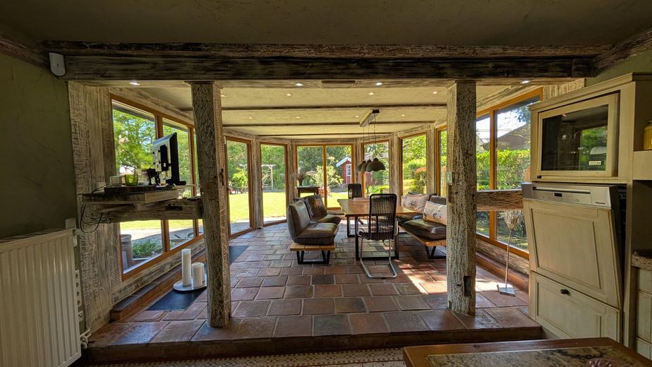 Jeden Tag wie im Urlaub: Wundervolles Landhaus mit Hallenbad, Naturbadeteich und Mieteinnahmen – Wintergarten Küche 