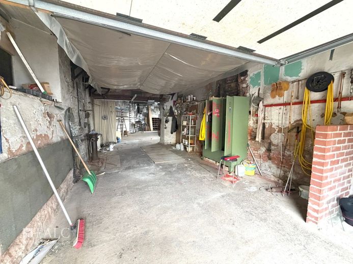 Handwerkerobjekt mit Dachterrasse und ehemaliger Werkstatt – Garage