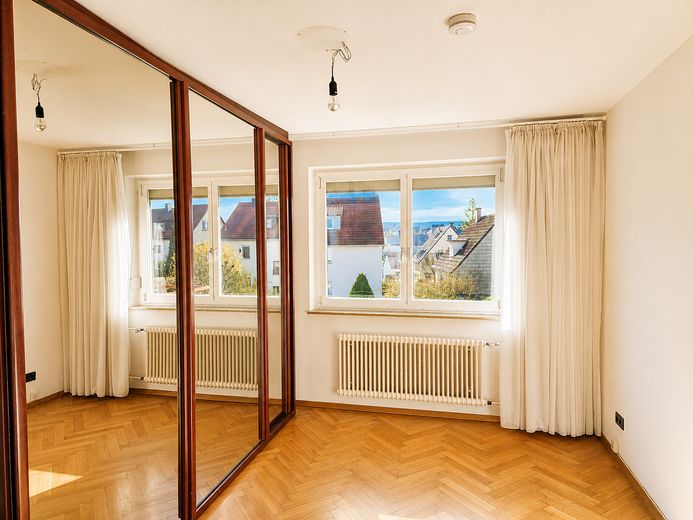 Stuttgart-Weilimdorf'un sakin bir konumunda, güney bahçeli komisyonsuz ikiz ev – Zimmer 2 OG