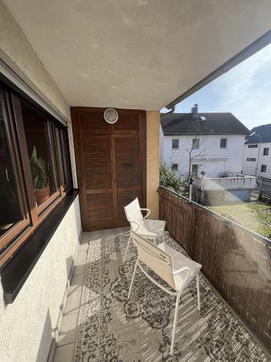 Moderne 4-Zimmer Maisonette-Wohnung mit Balkon und Tiefgarage in Nidderau Eichen – Balkon mit Einbauschrank