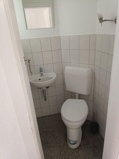 86 m² Altbauwohnung in DO-Hörde -frisch renoviert, Balkon, Dach 2026 erneuert & gedämmt – Toilette